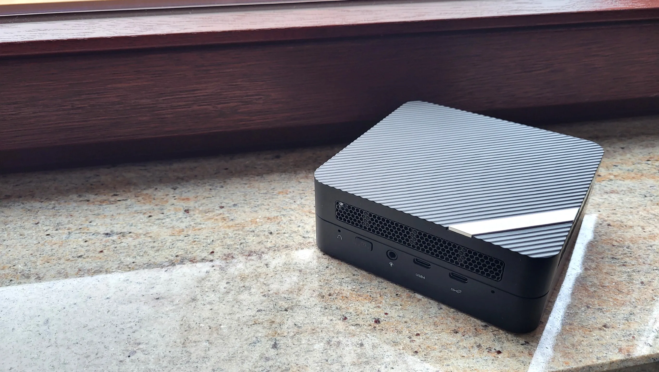 Mini-PC Minisforum UM773 s novým procesorem AMD Ryzen 7 7735HS a integrovanou grafickou kartou Radeon 680m