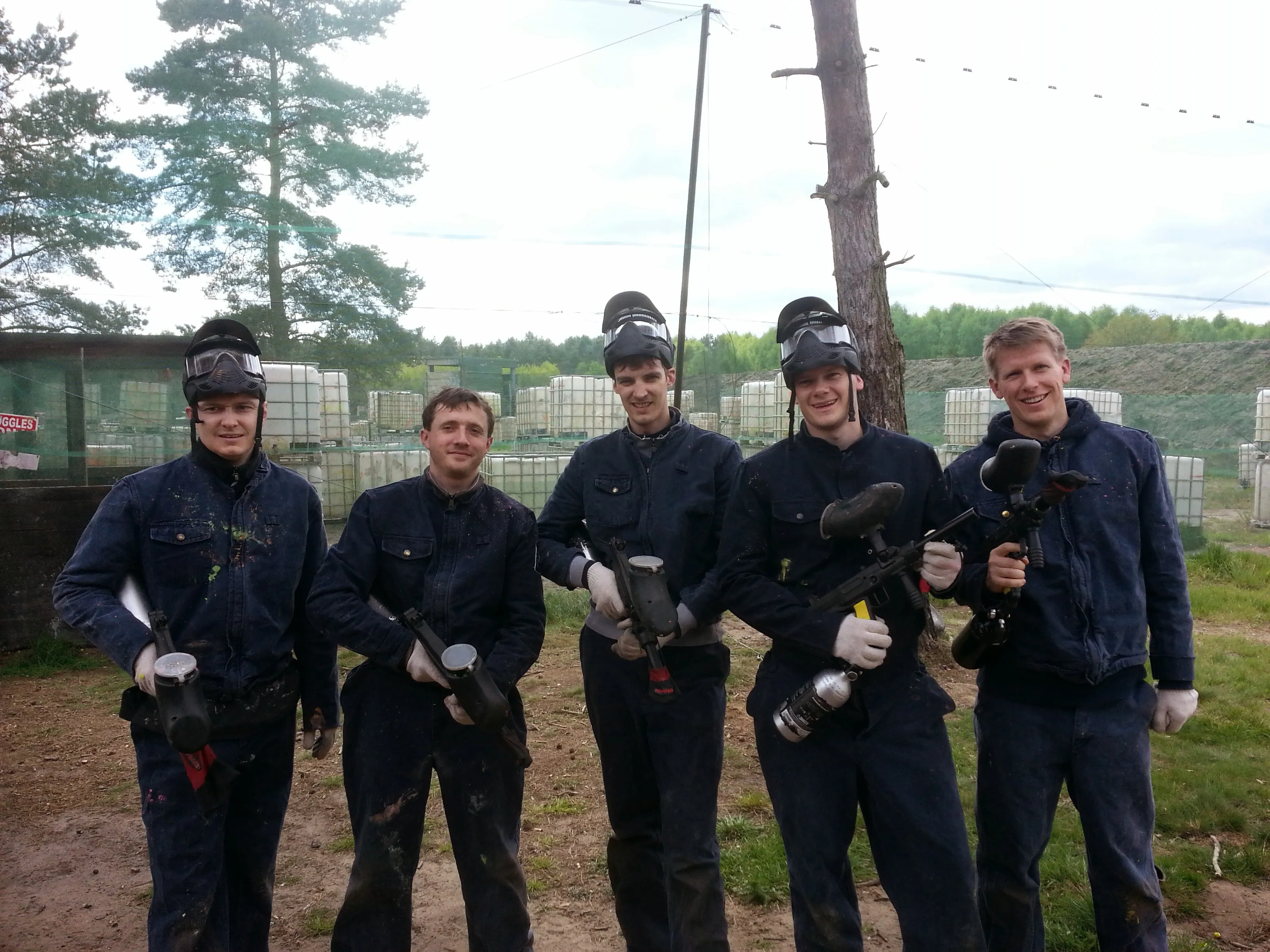 Stefan en vrienden bij het paintballen.