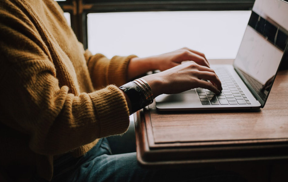 Die Digitalisierung schreitet beständig voran. (Bild-Credit: Unsplash © Christin Hume) Laptop auf einem Schreibtisch