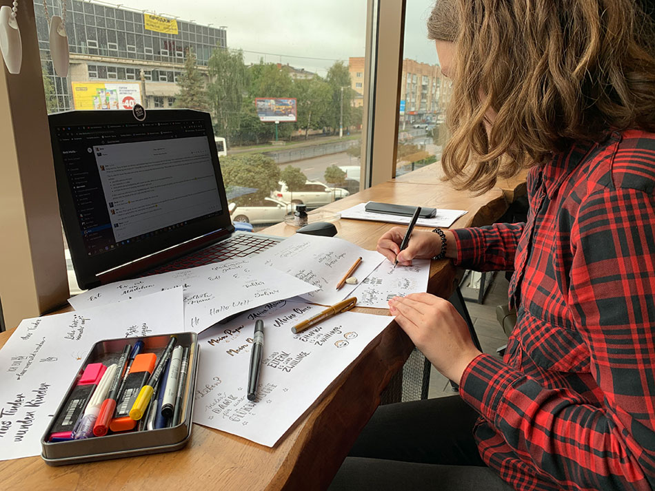 Nach der Recherche greift Tanya zu Papier und Stiften, um die Schriftzüge mit ruhiger Hand zu Papier zu bringen. Erstellen der Handlettering-Vorlagen mit Stiften, Papier und ruhiger Hand