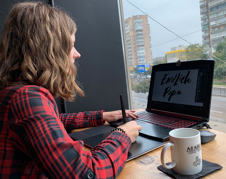 Aus den Fotos der Handletterings heraus erarbeitet Tanya die Vektorgrafiken. Vektorisieren der Handlettering-Vorlagen in Adobe Illustrator