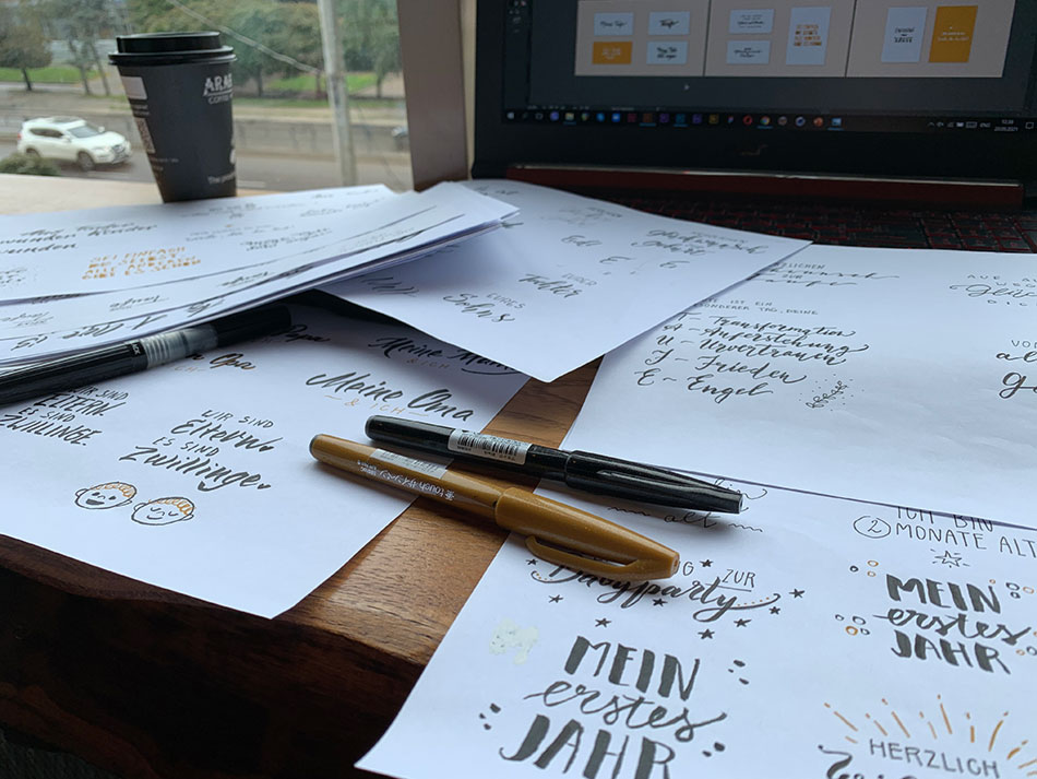 Wenn unsere Handlettering-Vorlagen auf den nächsten Schritt – das Vektorisieren – warten. Verschiedene Handlettering-Vorlagen auf Papier