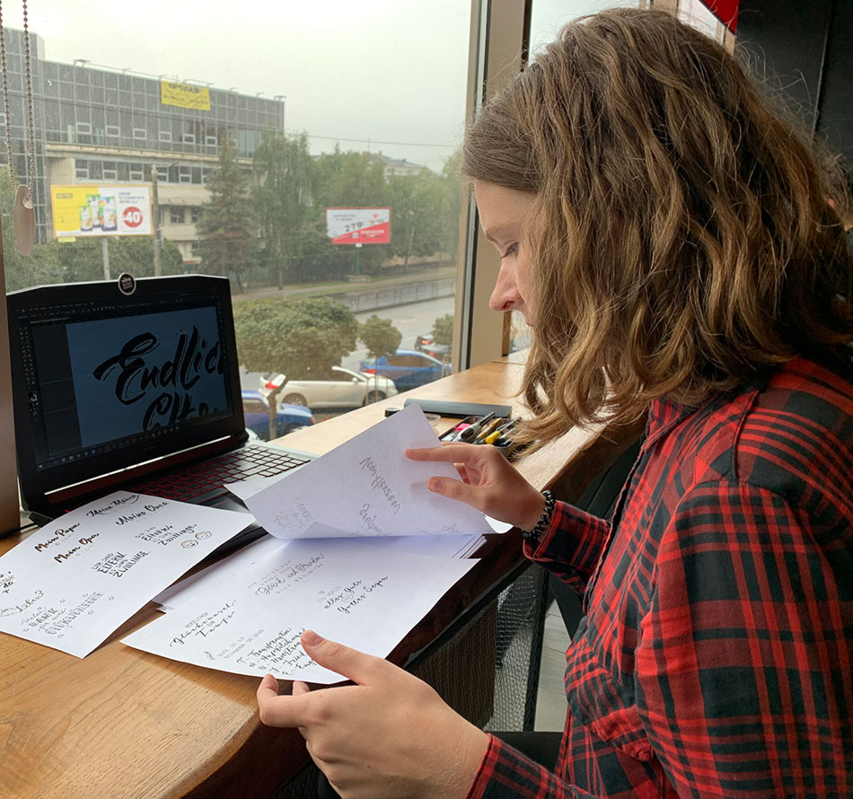 Bei der Prüfung: Welches Handlettering schafft die Qualitätskontrolle und kommt in unsere Download-Pakete? Qualitätskontrolle für die Handlettering-Vorlagen