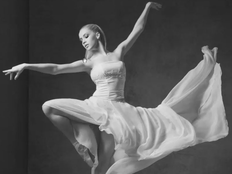 Tänzerin nach Umwandeln des Bildes in Schwarz-Weiß