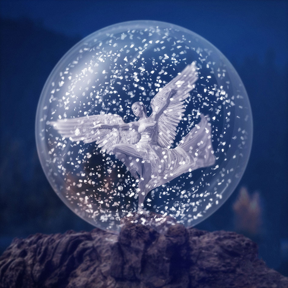 Finales Bild: Tänzerin mit Engelsflügeln im Metall-Look, in einer Schneekugel, auf einem Felsen, vor einem neuen Hintergrund