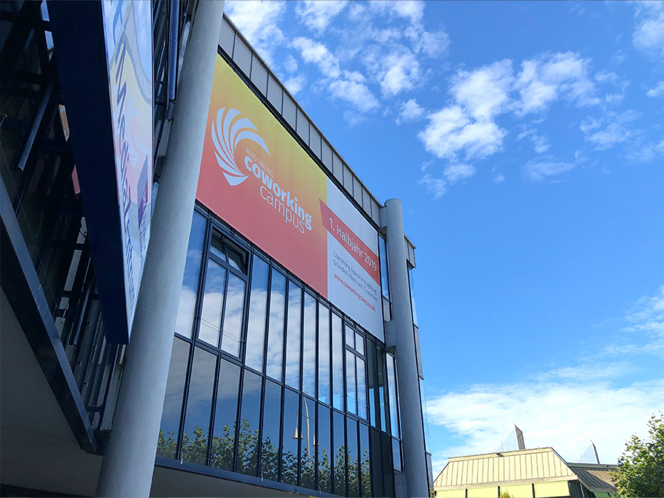 Co-Working-Spaces werden mittlerweile immer zahlreicher, vor allem in größeren Städten, und bieten eine moderne Art zu arbeiten. Foto eines Coworking Space