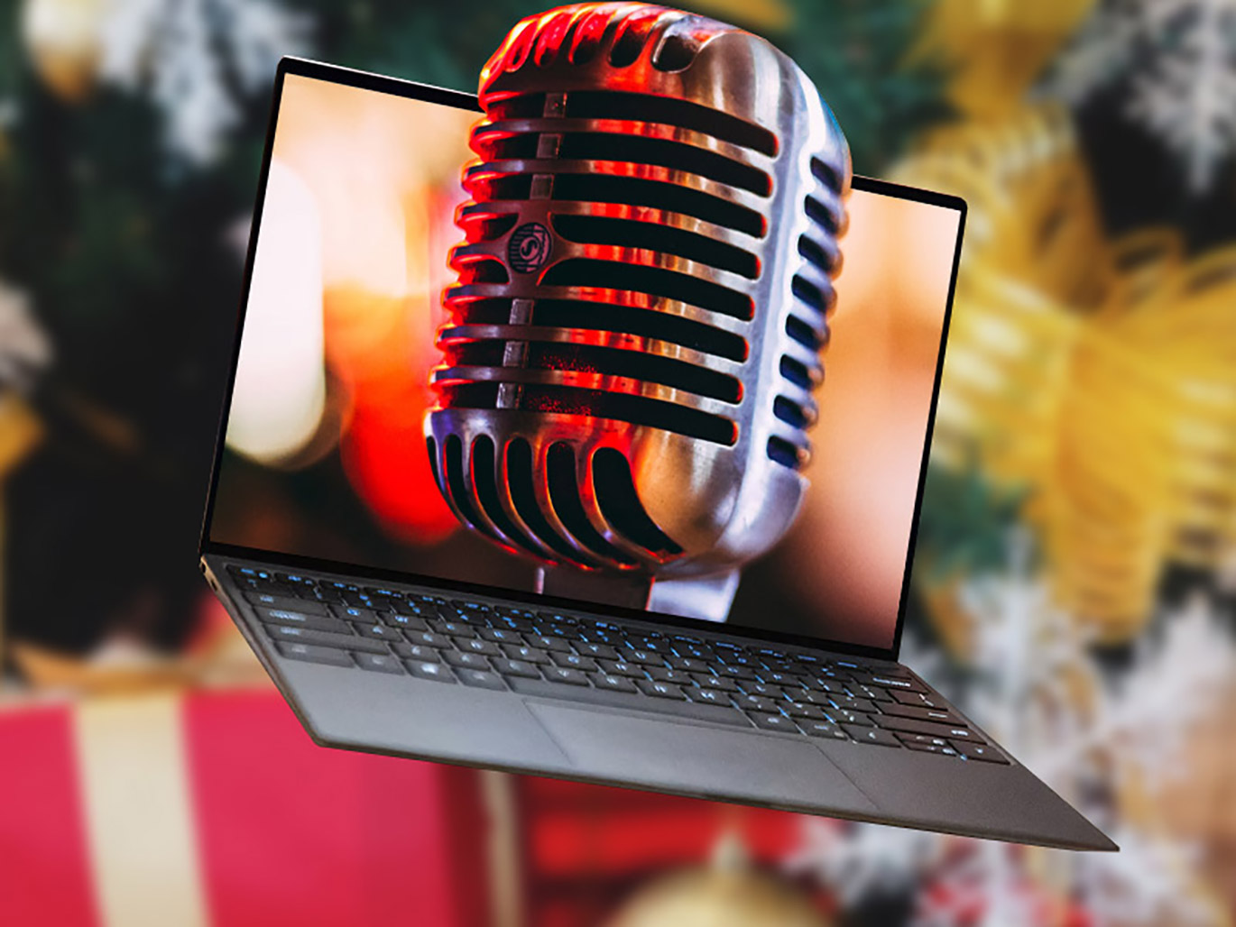 Wer trifft im Team den Ton? Und wer sing am schrägsten? Findet es heraus und rockt die Weihnachtsfeier! Mikrofon vor einem Laptop und Weihnachtsbaum