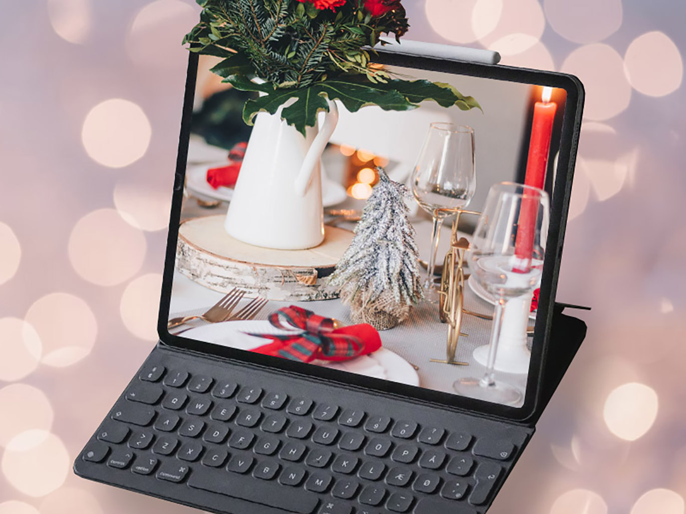 Auf zum Weihnachtsschmaus – jeder für sich, und doch alle gemeinsam! Laptop mit weihnachtlichen Motiven