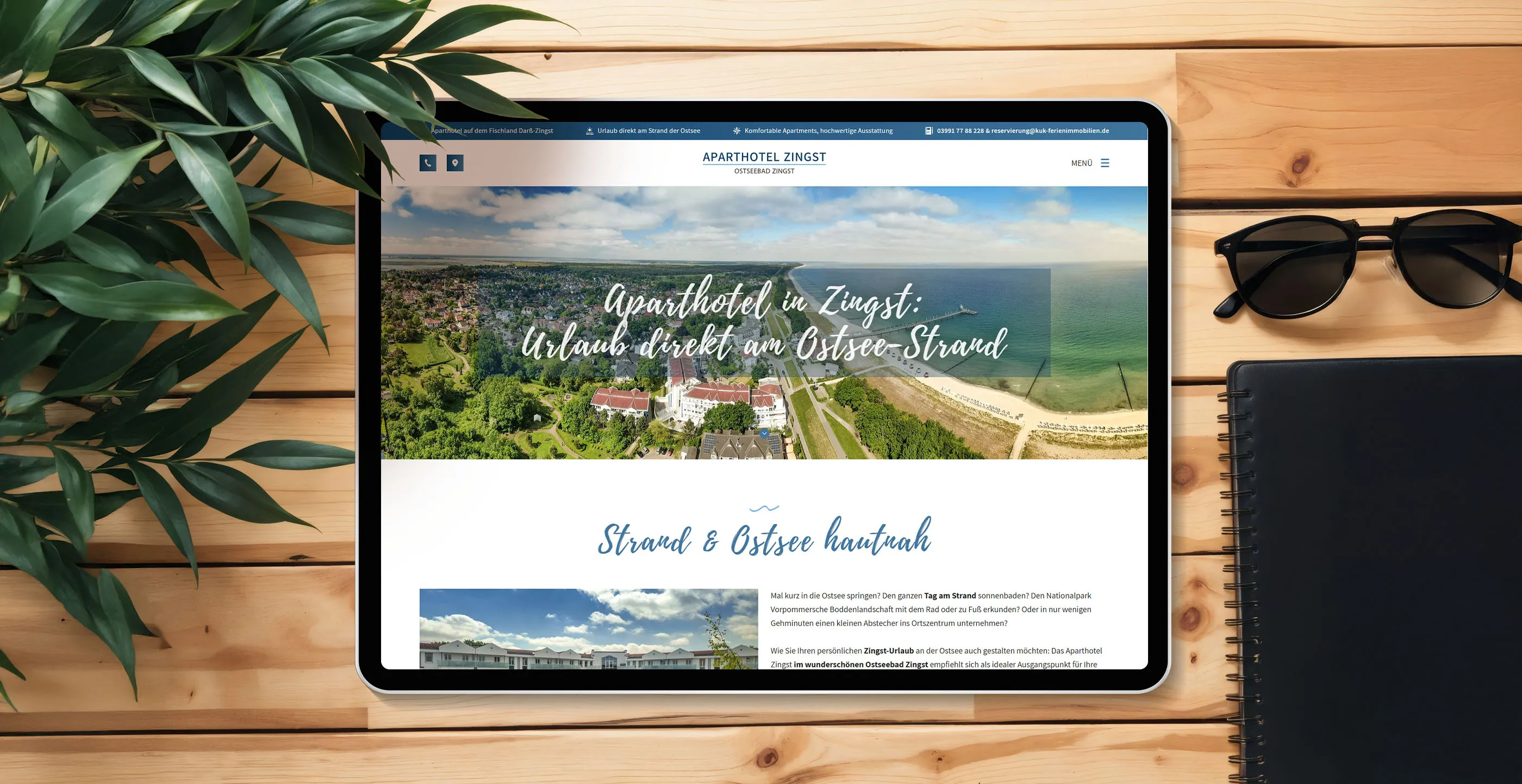 Aparthotel Zingst Website auf Tablet - lokale Multisite-Strategie für Ostsee-Urlaub direkt am Strand