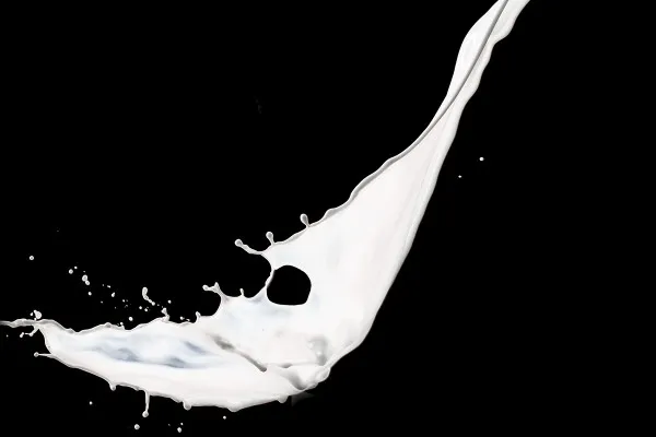 Høyt oppløste bilder, teksturer og overlegg: Melk foran svart bakgrunn 1