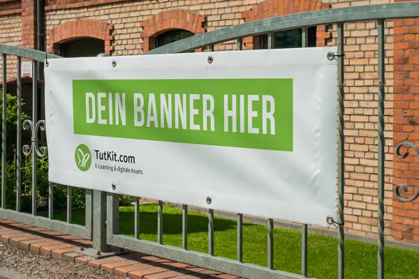 Mockup für ein Banner an einem Zaun, von rechts aufgenommen