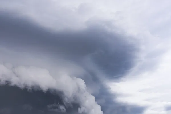 10 stürmische Wolken-Bilder als Overlays zum Austauschen des Himmels – Version 1