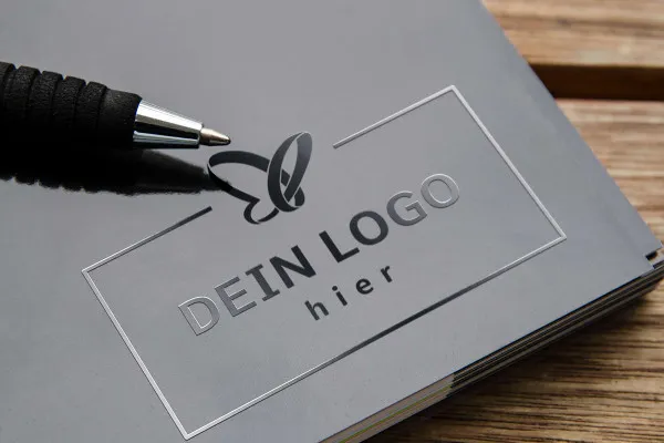 Photoshop mockup-skabelon til logoer: sølvrelief på mappe