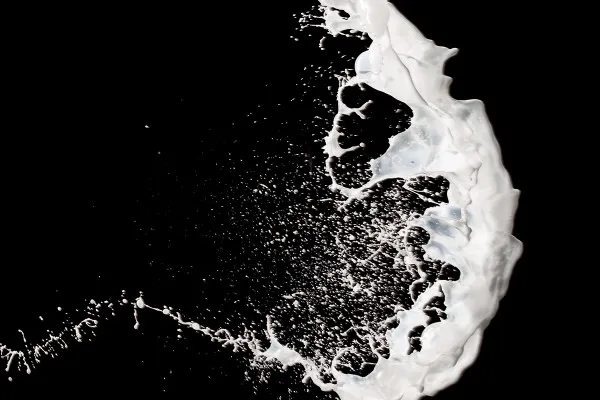 Høyoppløselige bilder, teksturer og overlapper: Melk foran svart bakgrunn 2