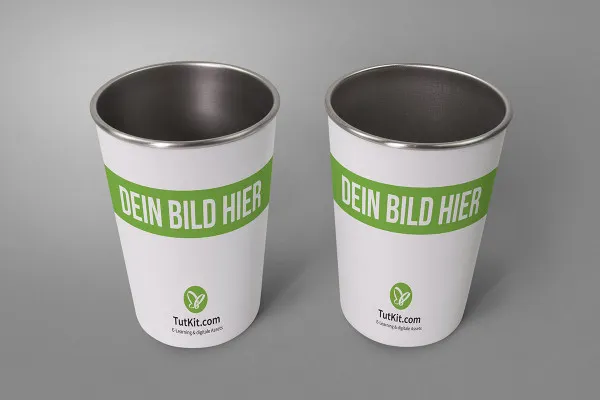 Mockup: Dois copos para viagem de café.