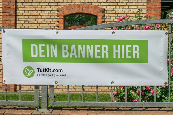 Mockup für ein Banner an einem Zaun, von vorne aufgenommen