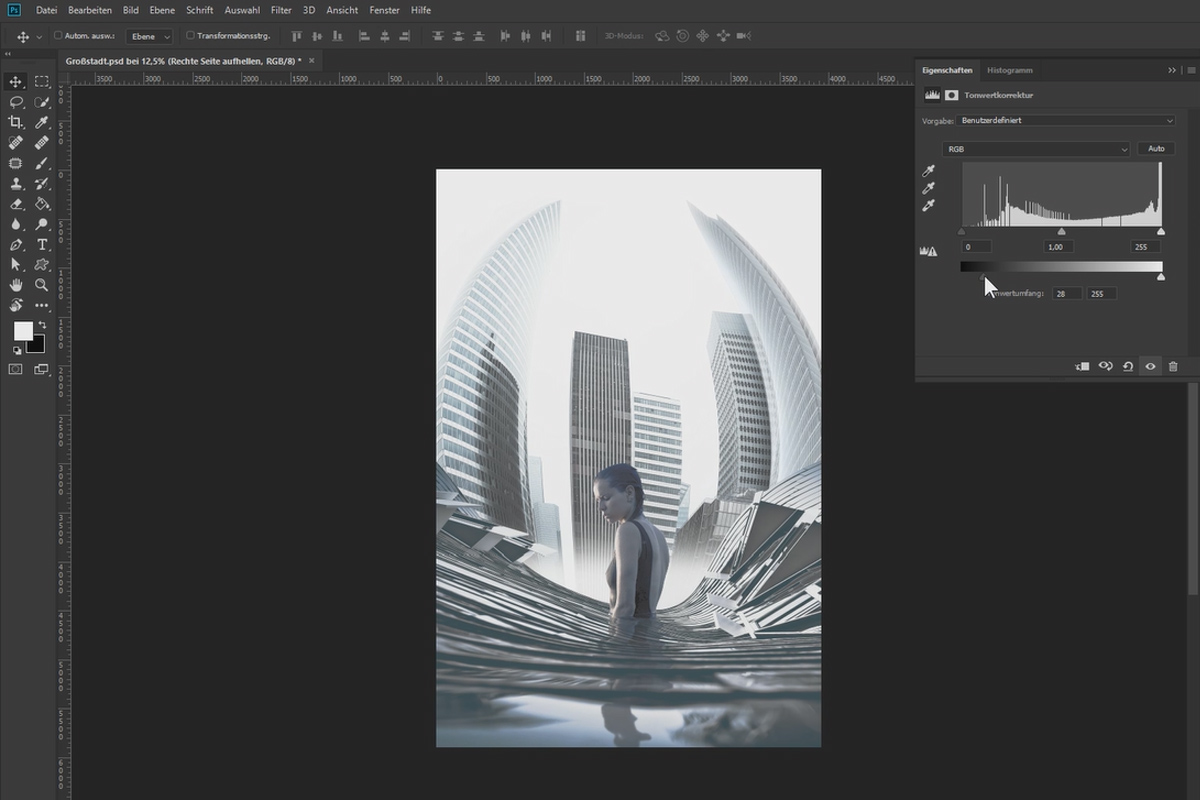 Photoshop'ta şehir manzarası oluşturma: "The City" adlı eserde 4 kadın ve bina yerleştirme.