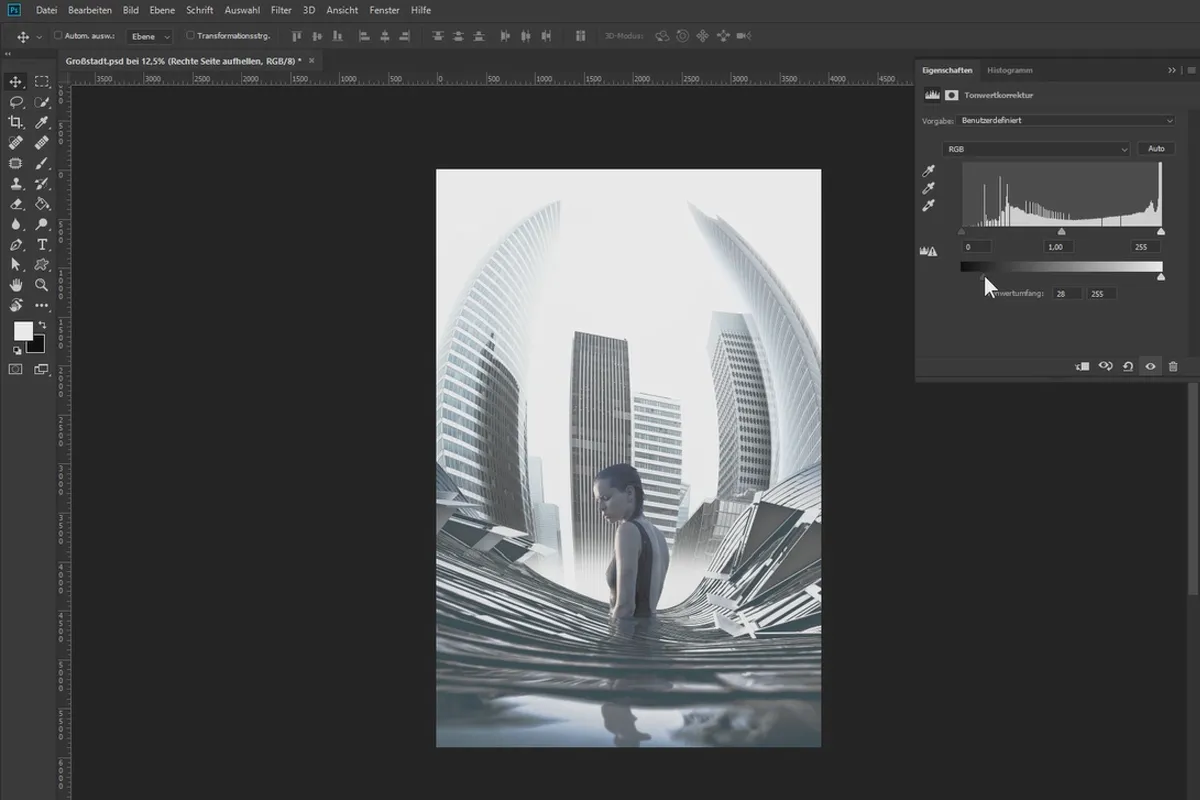 Urbane Bildmontage in Photoshop: Artwork „Die Großstadt“ – 4 Frau und Gebäude platzieren