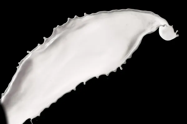 Høyt oppløste bilder, teksturer og overlegg: Melk foran svart bakgrunn 3