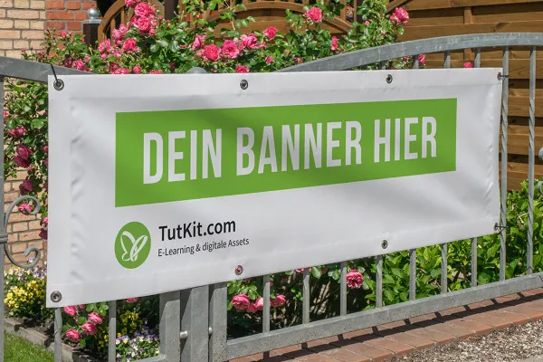 Mockup für ein Banner an einem Zaun, von links aufgenommen