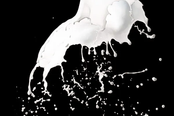 Hochaufgelöste Bilder, Texturen & Overlays: Milch vor schwarzem Hintergrund 4