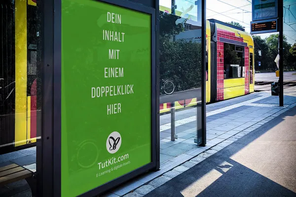 Mockup für ein Plakat an einer Haltestelle für Straßenbahnen