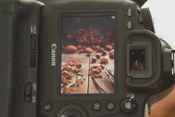 Food fotografie s dostupným světlem a blesky - 1.5 Umístění světla: Optimalizace světla pomocí odrazů a clonění.
