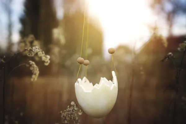 Picture of an Easter egg for magical Easter greetings: hung on golden threads