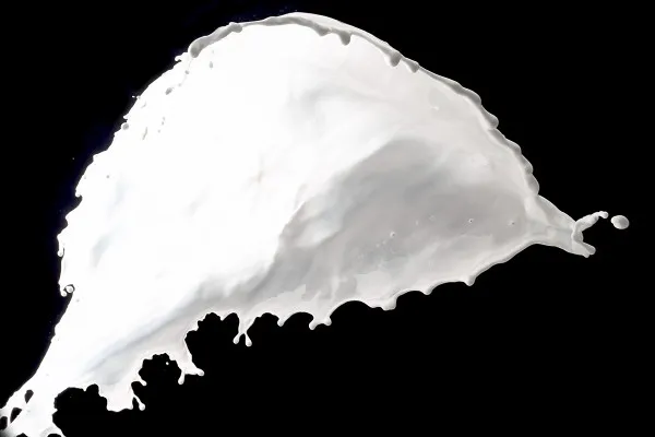 Høyt oppløste bilder, teksturer og overlegg: Melk foran svart bakgrunn 5.