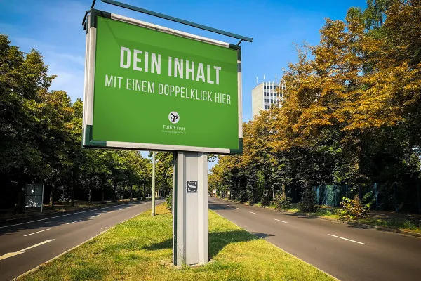 Mockup für ein großformatiges Werbeplakat in der Mitte von zwei Straßen