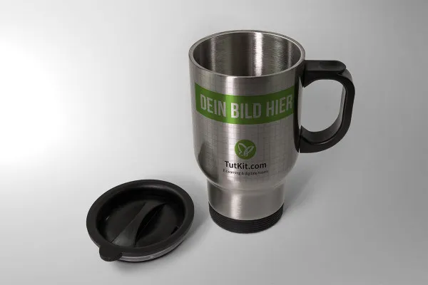 Mockup: Bicchiere termico in metallo con manico, coperchio accanto