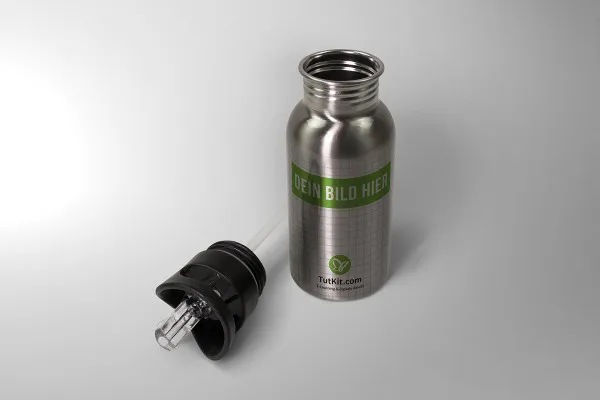 Mockup: metallgraue Sport-Thermosflasche mit abgenommenem Trinkverschluss