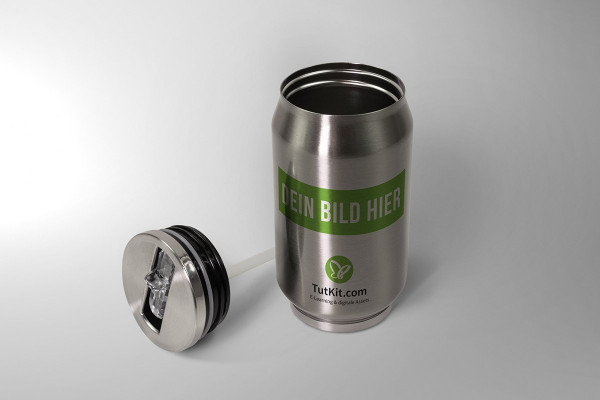 Mockup: Leveä lämpöastia metallinen kannella vieressä