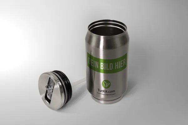 Mockup: Bred termokande i metal med låg ved siden af.