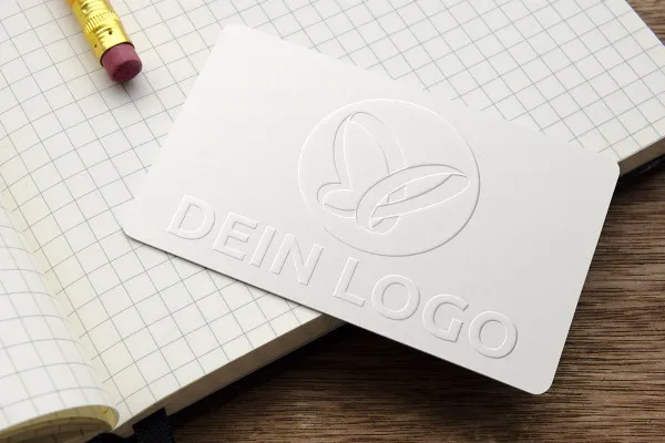 Photoshop-mockup-skabelon til logoer: hvid og forhøjet på visitkort