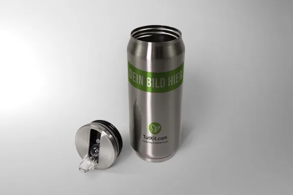 Mockup: Slank termokande af metal med låg ved siden af.