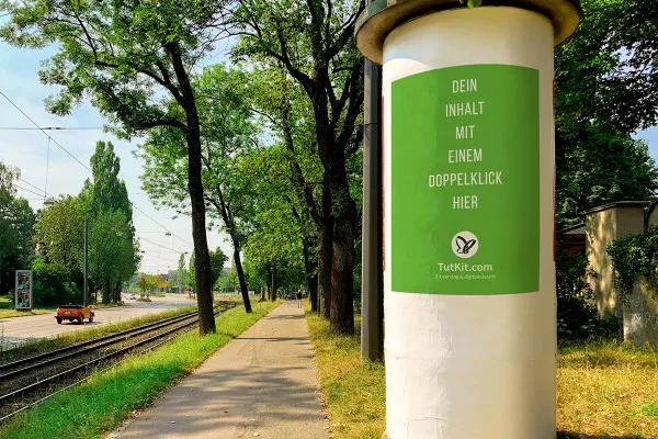 Mockup für Werbung auf einer Litfaßsäule an Fußweg und Straße