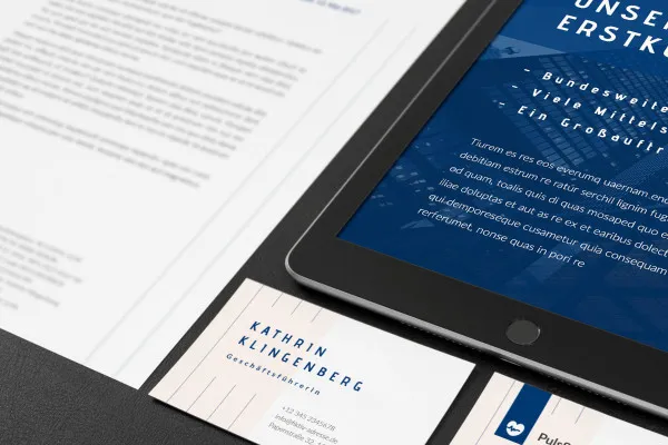 Photoshop-mockup för brevpapper, visitkort och tablet – version 1