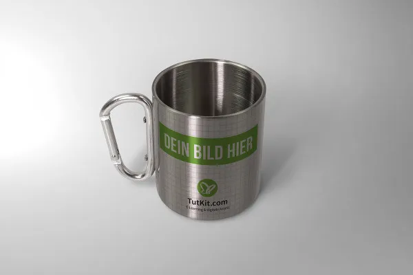 Mockup: Gelas kopi logam dengan pegangan sekrup di sebelah kiri