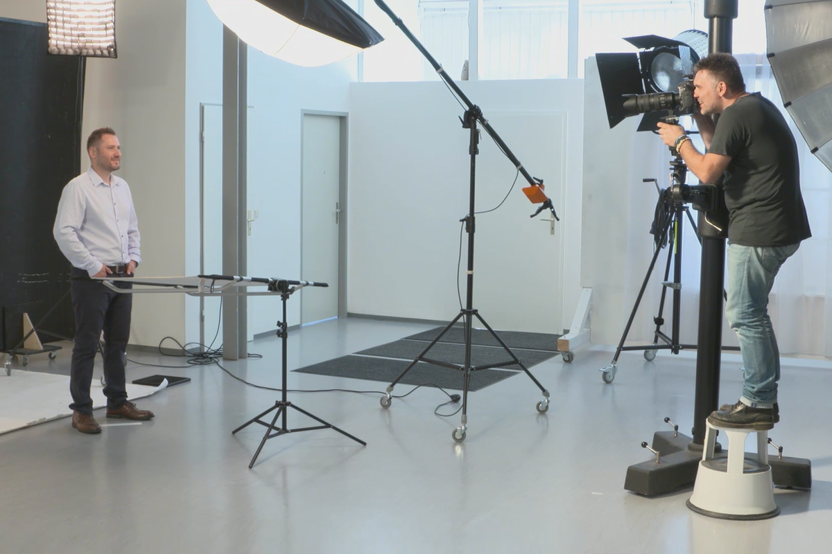 Business-portretter - fotoarbeidsflyten for karriere og suksess - 13 lysoppsett for et rent portrett.
