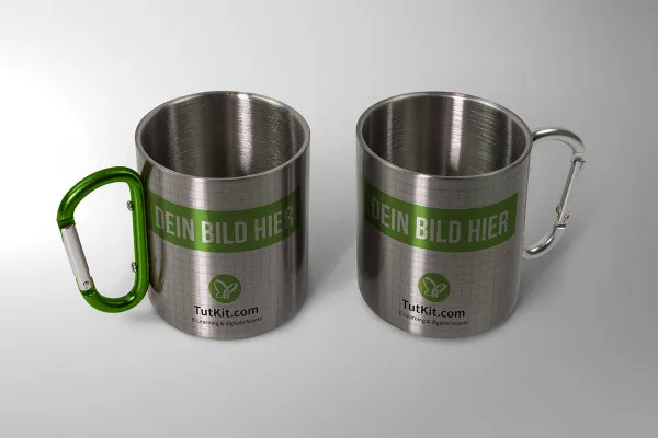 Mockup: Dua cangkir kopi logam dengan pegangan yang terpasang (Versi 1)