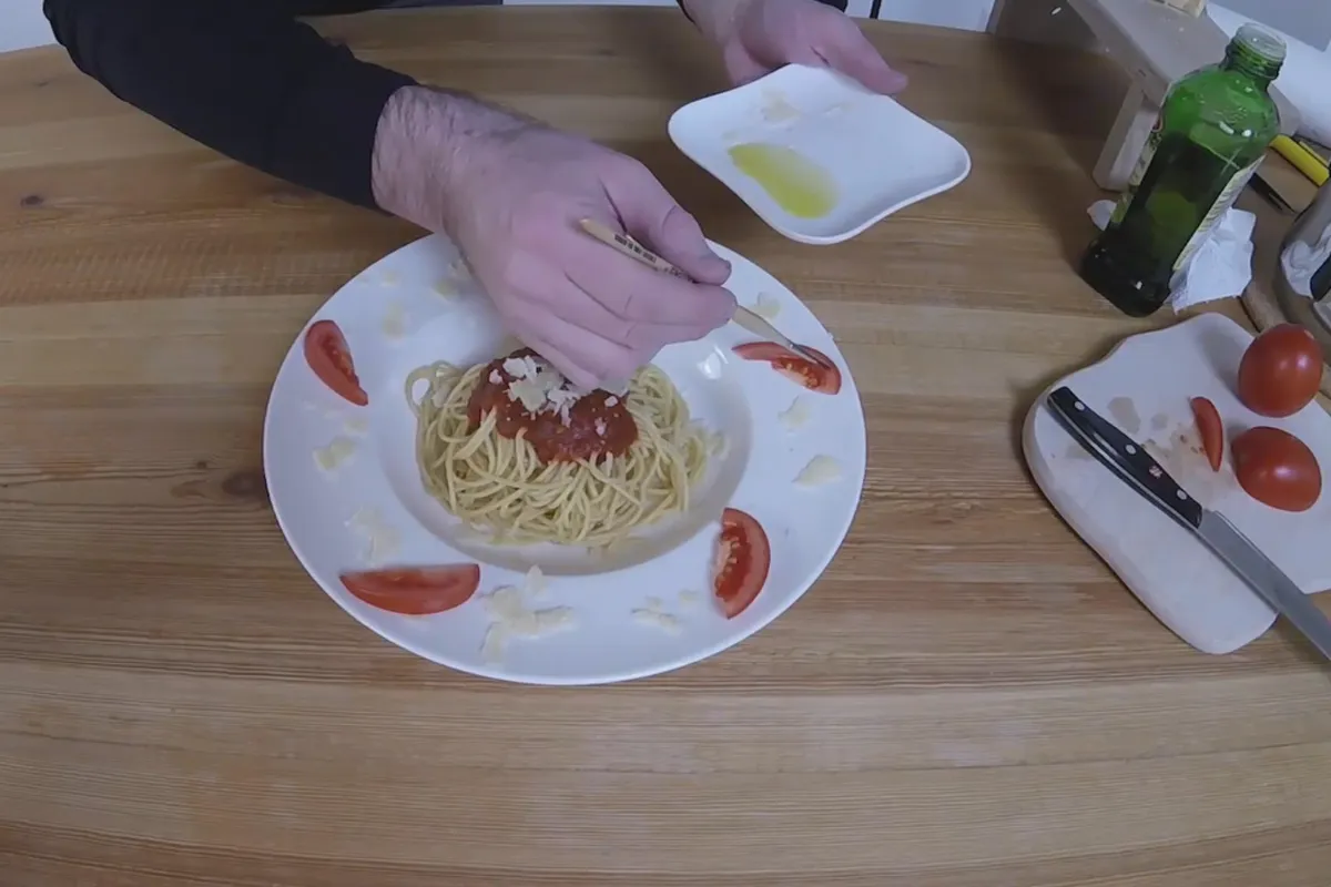 Einstieg in die Produktfotografie – 8.2 Spaghetti richtig ins Licht setzen