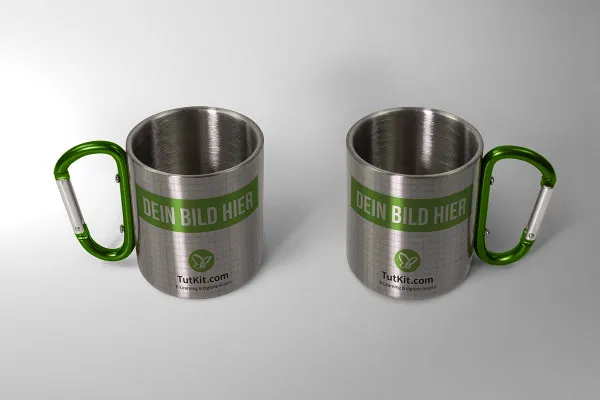 Mockup: Zwei metallische Kaffeetassen mit angeschraubtem Henkel (Version 2)