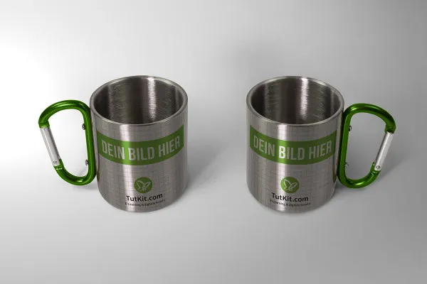 Mockup: Dua cangkir kopi logam dengan pegangan yang disekrup (Versi 2)