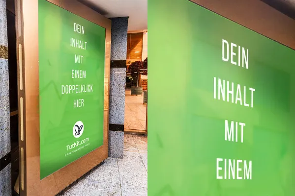 Mockup für ein Plakat im Eingangsbereich eines Geschäfts