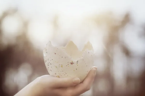 Bild eines Ostereis für zauberhafte Ostergrüße: getragen von einer Hand