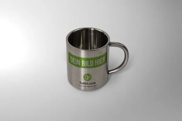 Mockup: Caneca de café metálica com pega.