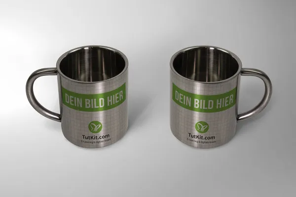 Mockup: Zwei metallische Kaffeetassen mit Henkel