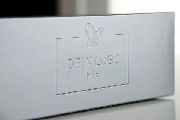 Photoshop-Mockup-skabelon til logos: Prægning på hvid papemballage.