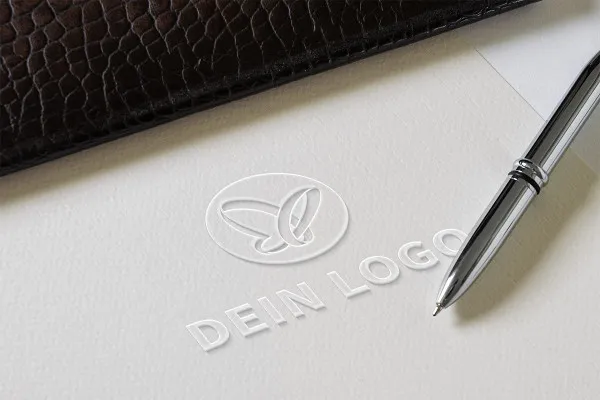 Photoshop-Mockup-skabelon til logoer: gennemsigtig, blød 3D-effekt på papir